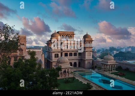 Lo stile indù torri sul tetto del Castello Mandawa, Rajasthan in India Foto Stock