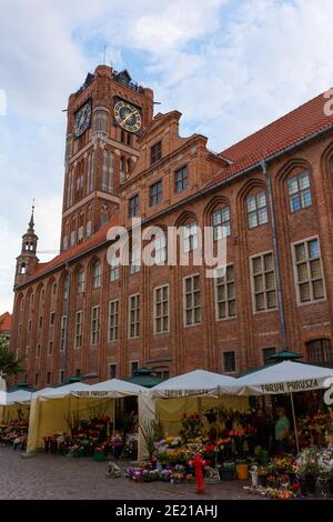 Mercato dei fiori nella piazza della città vecchia con vista del Municipio, Torun, Polonia Foto Stock