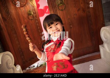 Mangiare zucchero-rivestito bacche felice bambina Foto Stock