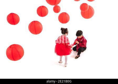 La ragazza curiosa con una busta rossa Foto Stock
