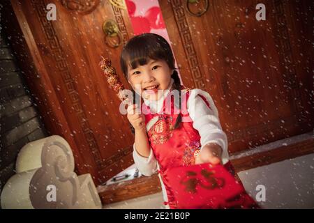 Mangiare zucchero-rivestito bacche felice bambina Foto Stock