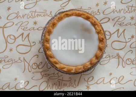 Ciced top Mince Pie di Sainsburys ambientato nel festivo tovagliolo serviette di Natale - custodie per pasticceria ripieni di mangia mincemeat, condite con morbida glassa bianca Foto Stock