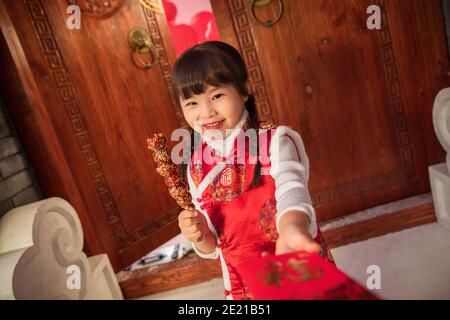 Mangiare zucchero-rivestito bacche felice bambina Foto Stock