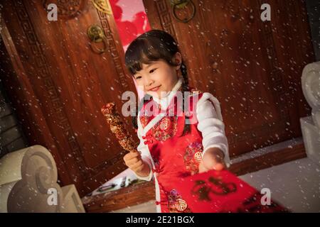 Mangiare zucchero-rivestito bacche felice bambina Foto Stock