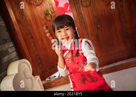 Mangiare zucchero-rivestito bacche felice bambina Foto Stock