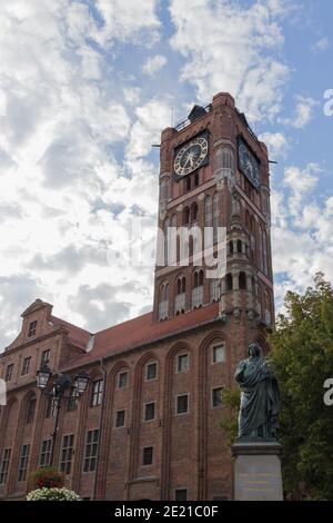 Scultura Nicolaus Copernico di fronte al Municipio, Torun, Polonia Foto Stock