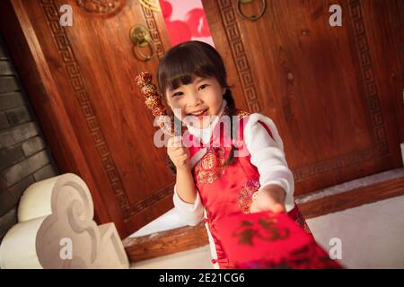 Mangiare zucchero-rivestito bacche felice bambina Foto Stock