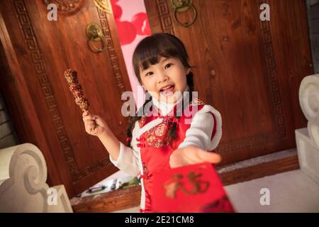 Mangiare zucchero-rivestito bacche felice bambina Foto Stock