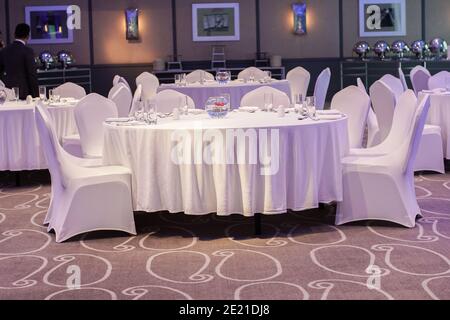Decorazione di tavoli e sedie all'interno dell'hotel. Tessuto. Tavolo e sedie vuoti. Foto Stock