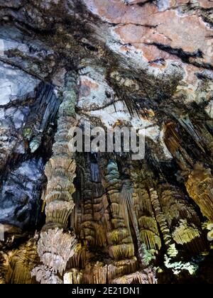 Stalattiti nelle Grotte calcaree d'Arta o cale d'Arta vicino Canyamel sulla costa orientale di Maiorca nelle Isole Baleari di Spagna. Foto Stock