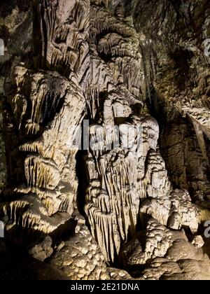 Stalattiti nelle Grotte calcaree d'Arta o cale d'Arta vicino Canyamel sulla costa orientale di Maiorca nelle Isole Baleari di Spagna. Foto Stock