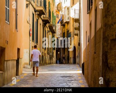 Strada stretta con case e finestre a cassettoni nel SA Portella del centro storico di Palma Mallorca Isole Baleari Spagna Foto Stock