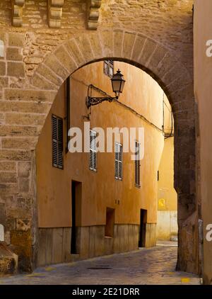 Strada stretta con case e finestre a cassettoni nel SA Portella del centro storico di Palma Mallorca Isole Baleari Spagna Foto Stock