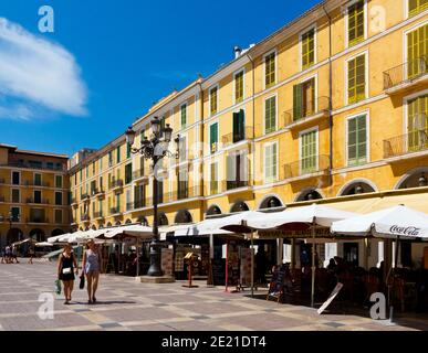 Edifici dai colori vivaci con balconi e finestre a porte chiuse a Placa La parte principale o l'area della Città Vecchia di Palma Mallorca Isole Baleari Spagna Foto Stock