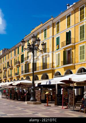 Edifici dai colori vivaci con balconi e finestre a porte chiuse a Placa La parte principale o l'area della Città Vecchia di Palma Mallorca Isole Baleari Spagna Foto Stock