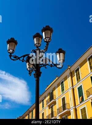 Edifici dai colori vivaci con balconi e finestre a porte chiuse a Placa La parte principale o l'area della Città Vecchia di Palma Mallorca Isole Baleari Spagna Foto Stock