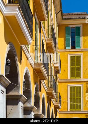 Edifici dai colori vivaci con balconi e finestre a porte chiuse a Placa La parte principale o l'area della Città Vecchia di Palma Mallorca Isole Baleari Spagna Foto Stock