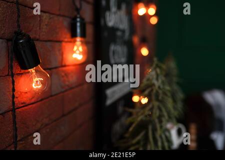 lampada con parete in mattoni di fondo, interni dal design moderno Foto Stock