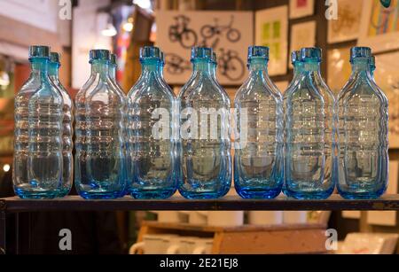 Bottiglie decorative in vendita presso il negozio Fish's Eddy and Kitchen e Knick Knack di Broadway a Lower Manhattan, New York City. Foto Stock