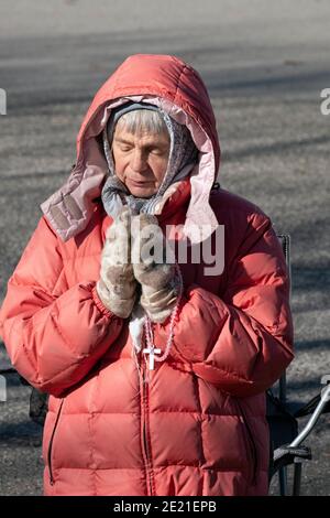 Devota donna cattolica romana prega presso il sito del Padiglione Vaticano nel Parco di Flushing Meadows Corona, dove Mary & Jesus apparve a Veronica Lueken. A New York. Foto Stock