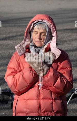 Devota donna cattolica romana prega presso il sito del Padiglione Vaticano nel Parco di Flushing Meadows Corona, dove Mary & Jesus apparve a Veronica Lueken. A New York. Foto Stock