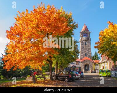 CERNA STUDNICE - 11 OTTOBRE 2015: Cerna Studnice - torre di osservazione in pietra sui Monti Jizera, Repubblica Ceca. Soleggiato giorno autunm. Foto Stock