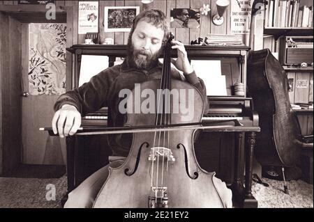 Ritratto del doppio bassista jazz inglese, compositore e bandleader Dave Holland nel suo studio di casa nella parte settentrionale dello stato di New York. Foto Stock