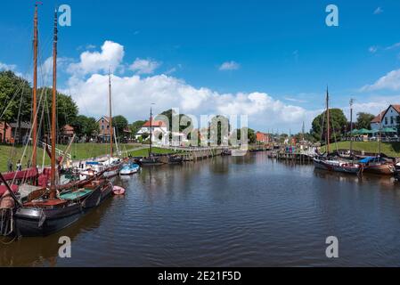 Porto del museo con i marinai tradizionali di flatboat, Carolinensiel, bassa Sassonia, Germania, Europa Foto Stock