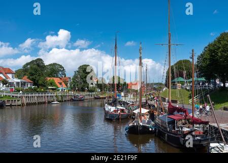 Porto del museo con i marinai tradizionali di flatboat, Carolinensiel, bassa Sassonia, Germania, Europa Foto Stock