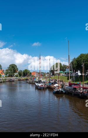 Porto del museo con i marinai tradizionali di flatboat, Carolinensiel, bassa Sassonia, Germania, Europa Foto Stock