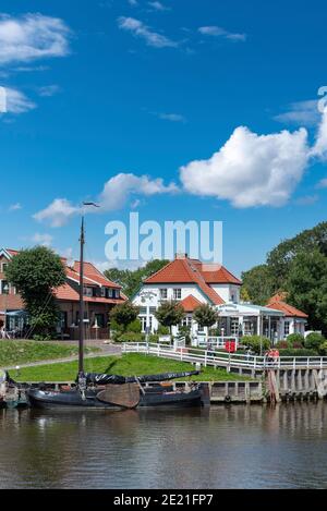 Porto del museo con i marinai tradizionali di flatboat, Carolinensiel, bassa Sassonia, Germania, Europa Foto Stock