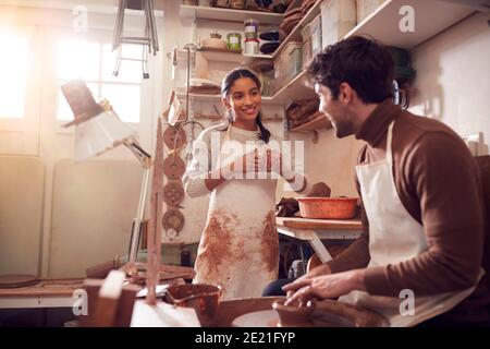 Coppia che corre Bespoke Pottery Business lavorando in Ceramics Studio insieme Foto Stock
