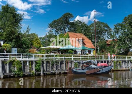 Porto del museo con i marinai tradizionali di flatboat, Carolinensiel, bassa Sassonia, Germania, Europa Foto Stock