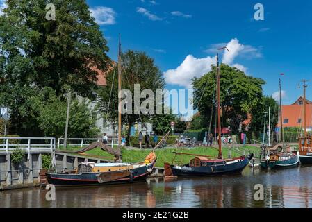 Porto del museo con i marinai tradizionali di flatboat, Carolinensiel, bassa Sassonia, Germania, Europa Foto Stock