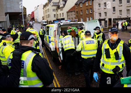 Edimburgo, Scozia, Regno Unito. 11 gennaio 2021. Il manifestante è stato arrestato oggi in scene violente durante la manifestazione anti-blocco al Parlamento scozzese di Edimburgo. Hanno preso parte diversi manifestanti, ma una presenza pesante e aggressiva della polizia ha impedito la dimostrazione e ha programmato la marcia a Bute House. Durante il blocco nazionale del Covid-19 tali proteste sono illegali e la polizia ha consigliato alle persone di non partecipare alla manifestazione. Iain Masterton/Alamy Live News Foto Stock