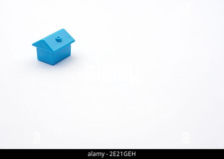 Acquisto o acquisto di eco casa o affitto di proprietà e la costruzione di nuova piccola casa accogliente. Design minimale semplice un singolo giocattolo blu in miniatura o.