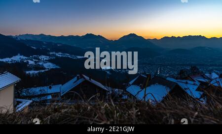 Tramonto, foresta, casa sulle montagne austriache. Catena montuosa da Säntis sotto il bagliore. Vista sulla valle del Reno da Viktorsberg, Vorarlberg Foto Stock