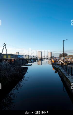 Alti appartamenti presso il Forth e il Clyde Canal Foto Stock