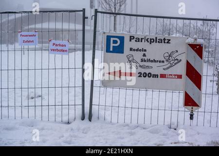 Rusel, Germania. 11 Gennaio 2021. Un parcheggio sulla montagna Rusel nel quartiere di Deggendorf è chiuso. Numerose contee e città indipendenti in Baviera vogliono chiudere i loro confini a escursionisti di giorno. Credit: Armin Weigel/dpa/Alamy Live News Foto Stock