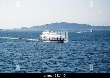 Uno yacht moderno e lussuoso nel mare del Costa Smeralda in Sardegna Foto Stock