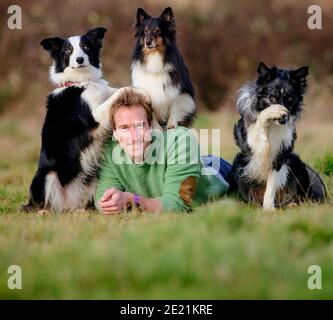 Personalità ben Fogle fotografato con i Collies di confine in posa. Foto Stock