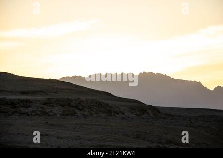 Un tramonto nel deserto di Hurghada in Egitto. Foto Stock