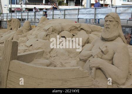 Noah costruttore di barche in arte di sabbia a Maspalomas Isole Canarie Spagna Foto Stock