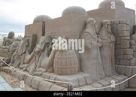Vista alternativa degli arabi con sculture di sabbia di cammello come sabbia Arte a Maspalomas Isole Canarie Spagna Foto Stock