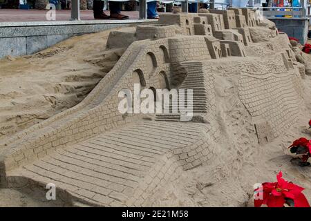 Grande scultura del castello di sabbia con arte di sabbia a Maspalomas Canarie Isole Spagna Foto Stock