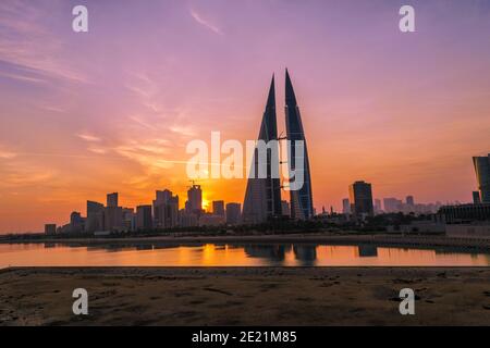 MANAMA, BAHRAIN - 19 Dic 2020: Il Bahrain World Trade Center (chiamato anche Bahrain WTC, e' un complesso a torre doppia, alto 240 metri e a 50 piani situato in Foto Stock