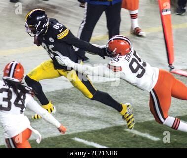 Pittsbuh, Stati Uniti. 11 Gennaio 2021. Cleveland Browns Defensive End Myles Garrett (95) insegue Pittsburgh Steelers Tight End Eric Ebron (85) fuori limiti durante il terzo trimestre del 48 - 37 Cleveland Browns vittoria del gioco di carte selvatiche AFC contro i Pittsburgh Steelers al campo Heinz a Pittsburgh, Domenica 10 gennaio 2021. Foto di Archie Carpenter/UPI Credit: UPI/Alamy Live News Foto Stock