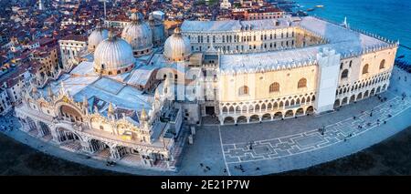 vista panoramica sulla cattedrale di san marco a venezia Foto Stock