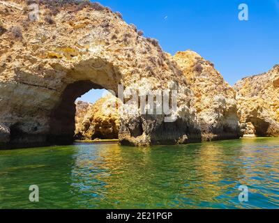 Arco formato in una grotta marina nella regione dell'Algarve in Portogallo. Foto Stock