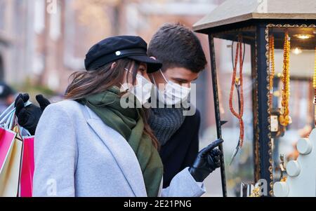 Felice coppia che celebra San Valentino in maschere durante la pandemia del covid-19 Foto Stock